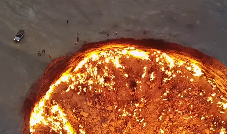 /VIDEO/ OVAJ KRATER U TURKMENISTANU ZOVU “VRATA PAKLA”, niko ne zna kako je nastao, a gori neprekidno 40 godina!