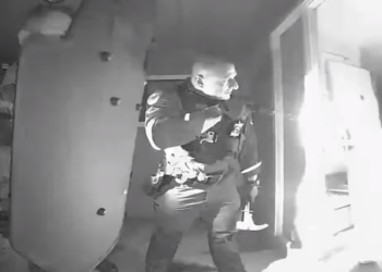 /VIDEO/ ZBOG BOLESNOG DETETA SPECIJALCI PROVALILI U KUĆU: Majka krila dete jer ga nije vakcinisala, ali policajce je tek ČEKAO PRAVI ŠOK!