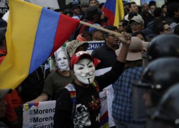 /VIDEO/ ZBOG HAPŠENJA ASANŽA ŽESTOKI PROTESTI U EKVADORU: Anionimusi se pridružili građanima, kod predsedničke palate, NAPALA IH POLICIJA!