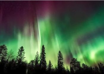 /VIDEO/ SOLARNA OLUJA POMERA AURORU BOREALIS: Spektakularni svetlosni fenomen biće vidljiv i u drugim delovima sveta, “ZAHVALJUJUĆI” SOLARNOM VETRU!