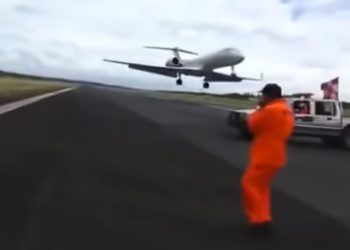 /VIDEO/ STRAVA U BRIŠUĆEM LETU: Radnicima je avion preleteo tik iznad glava, U POSLEDNJEM TRENUTKU IZBEGLI SU TRAGEDIJU?!