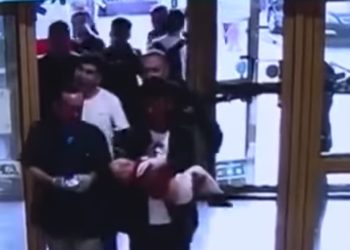 /VIDEO/ HEROJ! ČUO JE VRISAK DETETA I POGLEDAO GORE: Krv mu se sledila u žilama, DETE JE PADALO NAGLAVAČKE SA PETOG SPRATA!