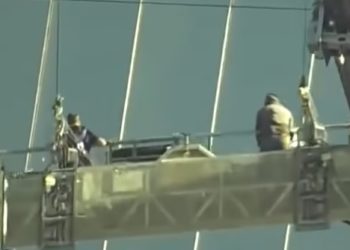 /VIDEO/PAKLENI TORANJ, DRAMA NA 50. SPRATU: Ovi perači prozora su imali ludi sreću, VETAR JE POMERIO KRAN, A ONI SU VISILI NA AMBISOM!