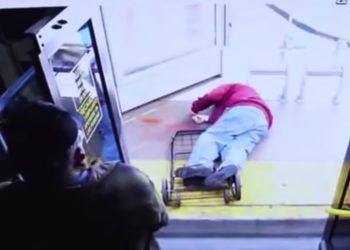 /VIDEO/ UŽAS, GURNULA JE DEDU NAGLAVAČKE IZ AUTOBUSA: Siroti starac ostao da leži nepomičan na trotoaru, “NERVOZNU” ŽENU OPTUŽILI ZA UBISTVO!