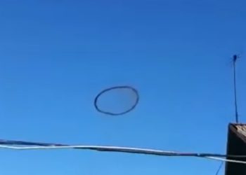 /VIDEO/MISTERIJA NA NEBU KAZAHSTANA: Ljudi snimili čudesan crni krug, SVI NAGAĐAJU KAKO JE NASTAO