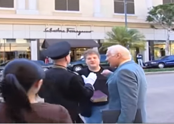 TRAŽIO JE OD OLDRINA DA SE ZAKUNE NA BIBLIJU DA JE HODAO MESECOM:  Umesto odgovora teoretičar zavere DOBIO JE PESNICU U GLAVU