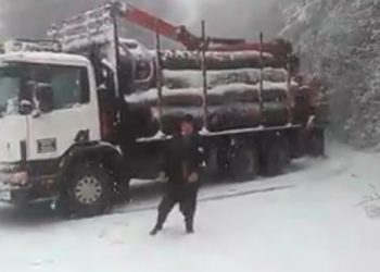 /VIDEO/ŠOK! SIBIR NA KUĆNOM PRAGU: Kod Sanskog Mosta u Bosni SNEG NAPADAO KAO DA JE ZIMA!