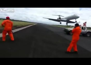 STRAVA U BRIŠUĆEM LETU: Radnicima je avion preleteo tik iznad glava, U POSLEDNJEM TRENUTKU IZBEGLI SU TRAGEDIJU?!