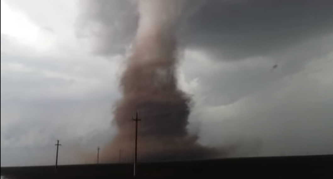 /VIDEO/ DŽINOVSKI TORNADO SEJAO PANIKU U RUMUNIJI: Sedam osoba povređeno kada je pun autobus PODIGAO I BACIO NA ZEMLJU!