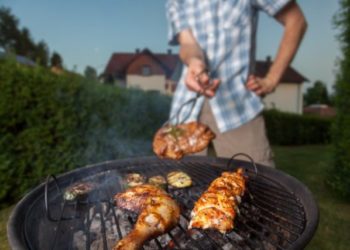 ZABRANJUJE SE ROŠTILJ NA ĆUMUR: Na taj način spremljeno meso podstiče KARCINOM DEBELOG CREVA?!