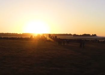 /VIDEO/ HILJADE LJUDI GRLILO STOUNHENDŽ: Dočekali zoru kod neolitskog spomenika, koji je već 4.500 godina U RAVNI SA SUNCEM!