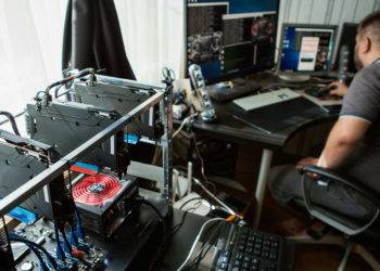 KAKAV PEH! SOMBORCI POKUŠALI DA PROKRIJUMČARE OPREMU ZA RUDARENJE BITKOINA, ODUZETA IM ROBA VREDNA 10.000 EVRA!