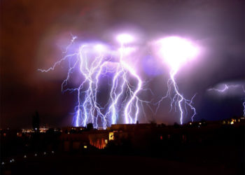 /VIDEO/ BES SA NEBA: Za samo 12 sati Grčku pogodilo više od 10.000 gromova, UZ UDARE GRADA VELIČINE LOPTICE ZA TENIS?!