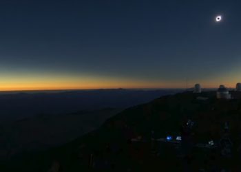 /VIDEO/ NEBESKI SPEKTAKL U ČILEU: Cela zemlja utonula u potpuni mrak, desetine hiljada turista slavilo POTPUNO POMRAČENJE SUNCA!