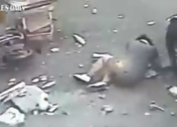 /VIDEO/ SPASLA JE BEBU OD STRAŠNE SMRTI: Delić sekunde kasnije, ogroman komad otpada pao je sa zgrade i ZGROMIO DEČIJA KOLICA!