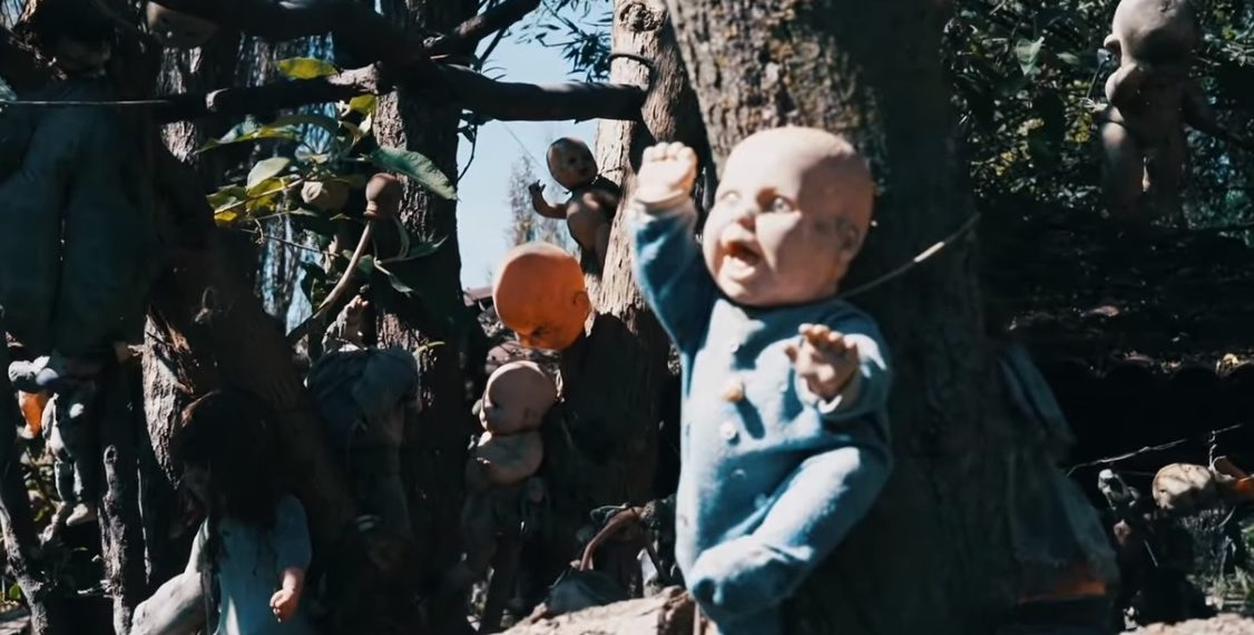 /VIDEO/ HOROR! OSTRVO OBEŠENIH LUTAKA, TURISTIČKA ATRAKCIJA: Usred močvare se nalazi se mesto koje KRIJE JEZIVU PRIČU O STARCU I DEVOJČICI