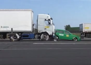 /VIDEO/ SVAKODNEVNI UŽAS, NA PUTEVIMA SE GINE VIŠE NEGO U RATU: Pogledajte šta je ostalo od škode, kada se u nju brzinom 43 km/h ZAKUCAO TEŠKI KAMION!