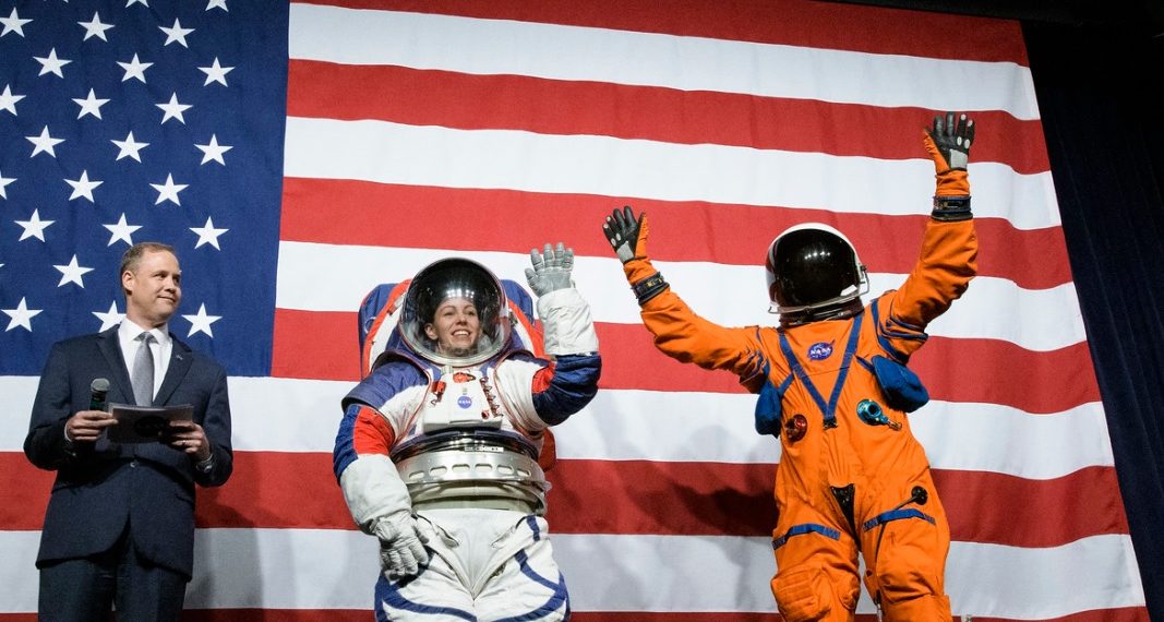 NASA PREDSTAVILA ODELA ZA HOD PO MESECU: Po prvi put u istoriji, dizajnirano je I ODELO SAMO ZA ŽENE ASTRONAUTE!