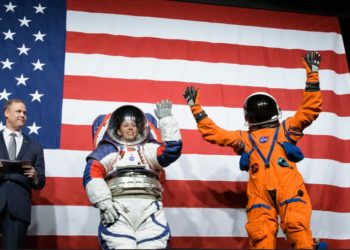 NASA PREDSTAVILA ODELA ZA HOD PO MESECU: Po prvi put u istoriji, dizajnirano je I ODELO SAMO ZA ŽENE ASTRONAUTE!
