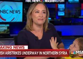 /VIDEO/ PAŽNJA, PAŽNJA DETE U KADRU! U dramatičnim vestima novinarka je govorila o novom ratu, a onda je na SCENU STUPIO NJEN MALI SIN!