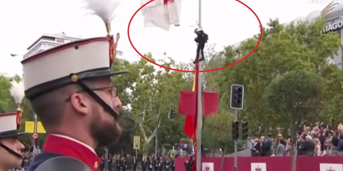 /VIDEO/ BRUKA NA VOJNOJ PARADI U MADRIDU: Padobranac je trebalo da uruči špansku zastavu kralju, umesto toga ON SE ZAKUCAO U BANDERU I POCEPAO BARJAK