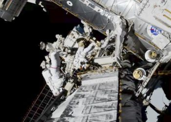 RIBE U SVEMIRU: Prvi put u istoriji dve žene same izašle u kosmos, htele su i pre, ali NISU IMALE  ŠTA DA OBUKU!