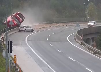 NEOČEKIVANA SMRT NA NADVOŽNJAKU?! U želji da izbegne nesreću vozač kamiona je skrenuo udesno, ali udario je u ogradu, prevrnuo se i NESTAO U PROVALIJI!