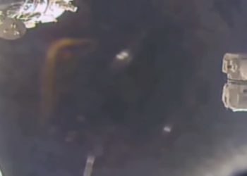 VEĆI NLO NIKAD NIJE SNIMLJEN: Iz dubine svemira izronio je tačno ispred Međunarodne svemirske stanice, UFOLOZI JOŠ UVEK TUMAČE SENZACIONALNI SNIMAK!