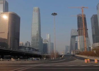 KORONA VIRUS ISPRAZNIO ULICE KINESKIH GRADOVA: Pošast se širi nepredvidivom brzinom, pola zemlje u karantinu, POČINJE KAO PREHLADA NAPADA PLUĆA!