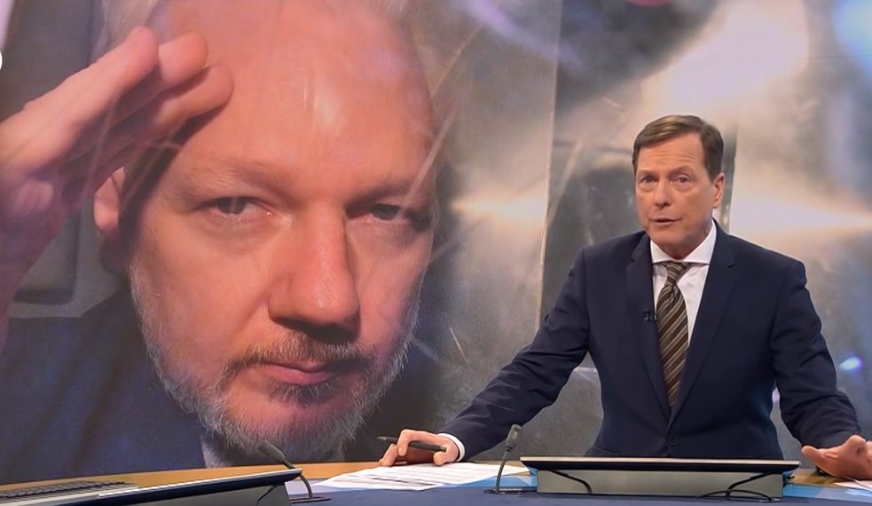 ASANŽ JOŠ PRKOSI MOĆNICIMA: Osnivač Vikiliksa izveden pred sudiju u Londonu, pogledajte video zbog kog AMERIKANCI TRAŽE NJEGOVUI GLAVU!