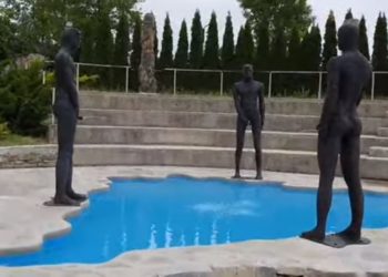 POŠORAJ SE NA BOSNU?! Sarkastična fontana u Etno selu Čardaci nikog nije ostavila ravnodušnim, tri kipa uriniraju po bazenu u obliku BiH, PROVOKACIJA ILI SUŠTA REALNOST?!