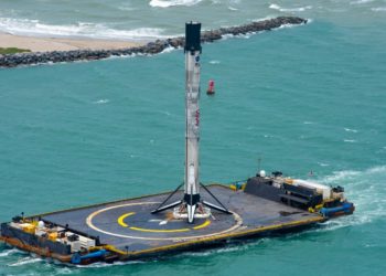 FALKON 9 SE VRATIO IZ SVEMIRA: Raketa koja je odnela kosmonaute na MSS prizemljila se na specijalni brod nedaleko od uzletišta, EVO KAKO JE TO IZGLEDALO