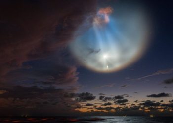 MAGIČAN PRIZOR: Raketa Falkon 9 prilikom leta u orbitu izbacila 58 Skajlink satelita i na jutarnjem nebu OSTAVILA NEVEROVATAN TRAG!