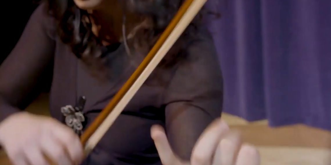 ORKESTAR MASOVNE PREVARE: Bizarna priča o ženi koja je četiri godine “svirala” violinu u lažnom orkestru, obišli su pola sveta pretvarajući se da sviraju U REŽIJI MISTERIOZNOG KOMPOZITORA!