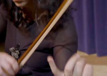 ORKESTAR MASOVNE PREVARE: Bizarna priča o ženi koja je četiri godine “svirala” violinu u lažnom orkestru, obišli su pola sveta pretvarajući se da sviraju U REŽIJI MISTERIOZNOG KOMPOZITORA!