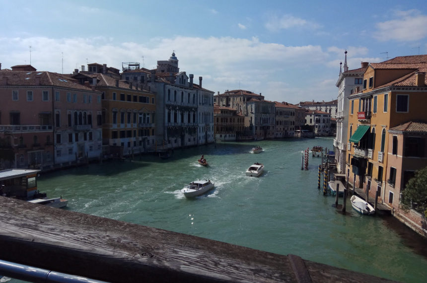 PLIVAČI EGZIBICIONISTI PROTERANI IZ VENECIJE: Skinuli se kod mosta Rijalto i skočili u Veliki kanal, posle plivanja čekala ih šut karta, ALI NIŠTA ZATO NJIMA JE VREDELO!
