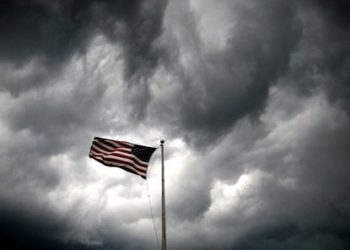 GROM UDARIO U AMERIČKU ZASTAVU, NAJVEĆU NA SVETU: Iza snažnog nevremena u Viskonsinu ostalo uznemirujće znamenje, OGROMNA ZASTAVA SAD, POCEPANA JE NA POLA?!