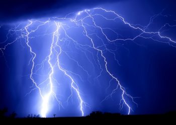 GROM VAS NE UBIO! Udar munje razvija temperaturu pet puta višu od Sunca i nanosi stravične povrede čovekom telu, ali PRAVILO BROJA 30 MOGLO BI DA VAM SPASE ŽIVOT