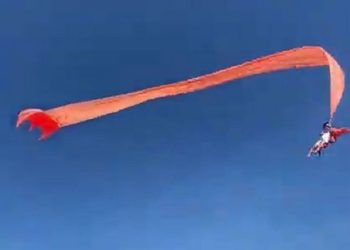 UŽAS NA TAJVANU: Čudo je spaslo trogodišnju devojčicu kada se zapetljala u rep zmaja, A JAK VETAR JE PODIGAO NA VELIKU VISINU!