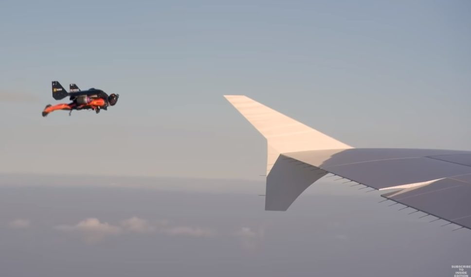 LETEĆI ČOVEK IZAZVAO HAOS VISOKO IZNAD LOS ANĐELESA: Piloti redom prijavljivali kontroli neverovatnu scenu, NA VISINI OD 1.000 METARA DŽET PEKOM LETEO JE UZ AVION?!