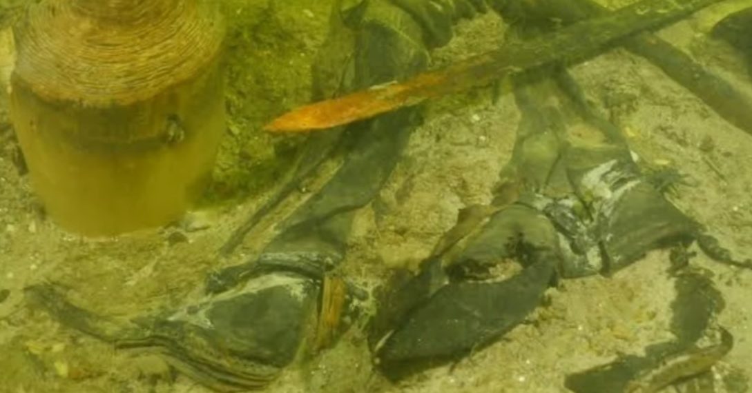 SREDNJEVEKOVNI VITEZ PRONAĐEN NA DNU JEZERA?! Ronioci bili u čudu, kad su videli šta je sve od njega ostalo. Prvo su našli MAČ I ČIZME!