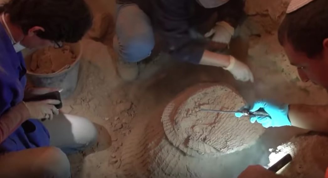 ZAPANJUJUĆA OTKRIĆA U “PEĆINI UŽASA”! Šest milenijuma stara mumija devojčice, netaknuta pletena korpa od 10.500 godina, jedinstveni artefakti ISPISANI IMENOM BOŽJIM