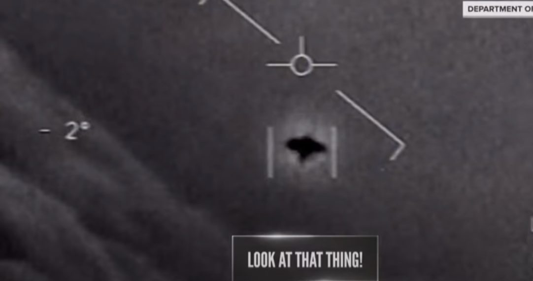 NEŠTO LETI IZNAD NAŠIH GLAVA! Ne znamo njegove namere i ne možemo mu ništa! Uzbunjivač iz Pentagonovog tajnog NLO programa UPOZORIO JAVNOST!