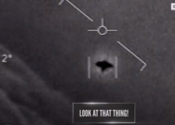 NEŠTO LETI IZNAD NAŠIH GLAVA! Ne znamo njegove namere i ne možemo mu ništa! Uzbunjivač iz Pentagonovog tajnog NLO programa UPOZORIO JAVNOST!