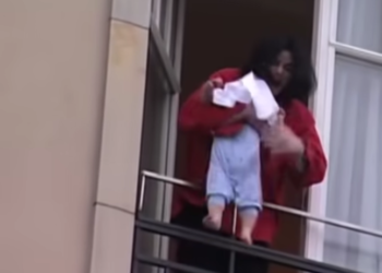 MAJKL DŽEKSON JE MAŠUĆI SA DETETOM PREKO BALKONSKE OGRADE HOTELA ŠOKIRAO SVET! Sada je beba Blenkit kao odrastao mladić izašao u javnost, progovorio o slavnom ocu i GODINAMA SKRIVANJA!