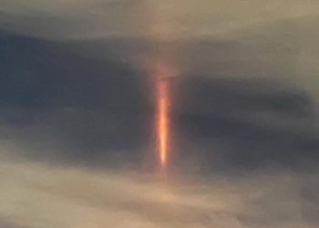 CRVENA BAKLJA NA NEBU IZAZVALA PANIKU?! Misterioznu svetlost primećenu širom planete, mnogi su opisali kao vanzemaljski fenomen!