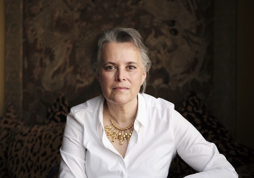 TRIJUMF ROMANA GVOZDENA ZAVESA-LJUBAVNA PRIČA! Vesna Goldsvorti prva žena laureat književne nagrade „Momo Kapor“: SAMO JE PITANJE GDE ĆE TAČNO DA PADNE!