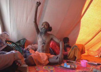 BIZARNO I JEZIVO: U znak poštovanja Boga ovaj Indus drži ruku iznad glave već deset godina! Sada je sasvim odumrla, EVO ŠTA JE NAUMIO!