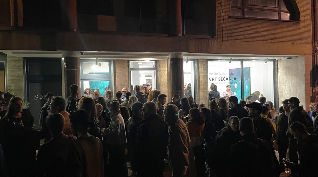 SLIKARSTVO JE PONOVO U MODI! Velika gužva na otvaranju izložbe Veljka Valjarevića u Galeriji Sanjaj!