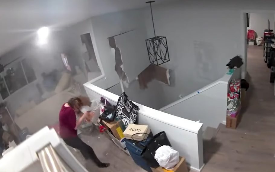 ŠOK! OGROMNA STENA ZABILA SE U KUĆU! Bezbednosna kamera snimila sve detalje jezivog incidenta, bila je ponoć kada je KAROLINA KRENULA DA GLEDA TV